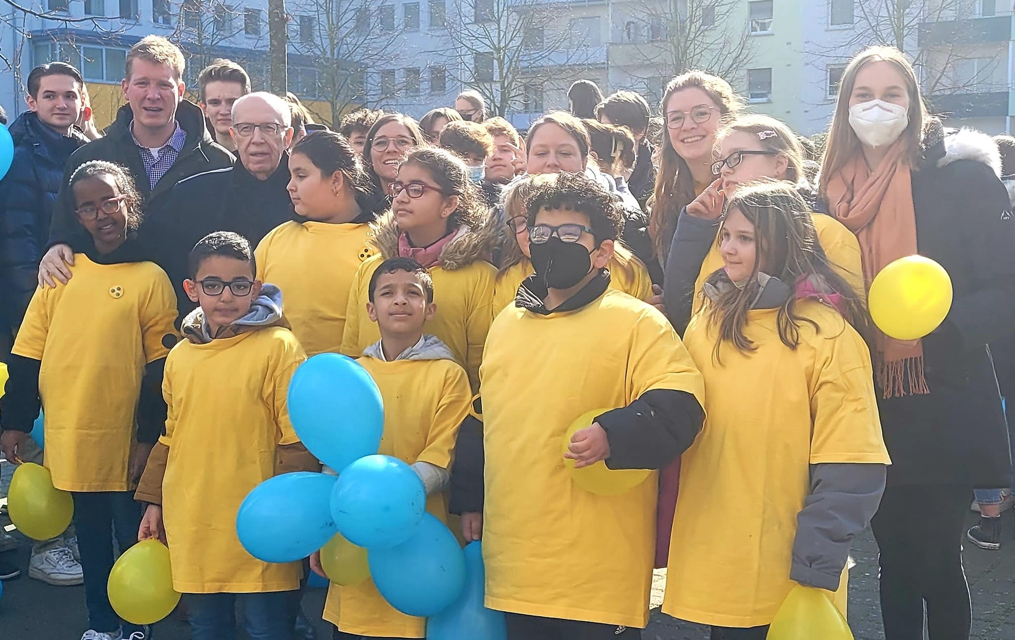 Sch%C3%BClerinnen%20und%20Sch%C3%BCler%20der%20Louis-Braille-Schule-Lebach%20mit%20Rainer%20Calmund%20bei%20der%20Friedensaktion%20an%20der%20Marienschule